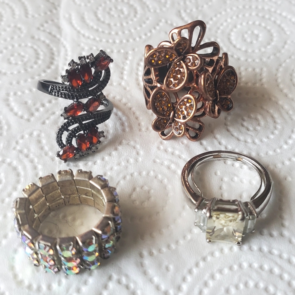 The Set Of 4 Rings. 2 - Size 8 And 2 - Stretch Rings. Unbranded.